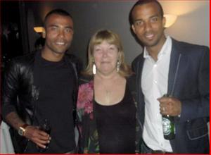Gia đình Ashley Cole phủ nhận “đánh hội đồng” Rio Ferdinand