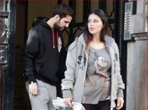 Fabregas hé lộ tên con gái sắp chào đời