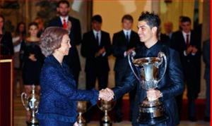 Ronaldo bảnh bao đi nhận giải VĐV xuất sắc nhất Iberia-Mỹ Latinh 2011