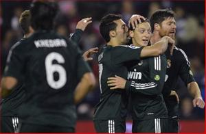 Oezil rực sáng, Real thắng nhọc Valladolid