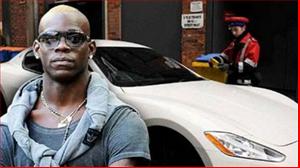 Bé hư Balotelli thuê taxi… dẫn đường dự derby Manchester