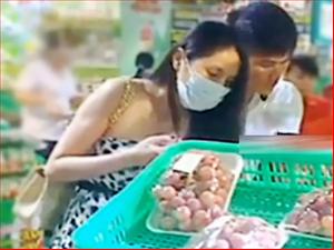 Công Vinh đưa Thủy Tiên bụng nặng nề đi siêu thị