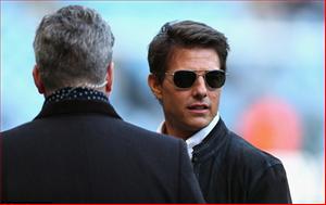 Tom Cruise cưỡi trực thăng tới dự khán derby thành Manchester