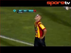 Bàn đá phản lưới nhà mang đẳng cấp của một tiền đạo đối phương