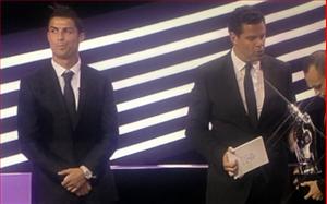 Cris Ronaldo bị “ném đá” tơi tả trên mạng xã hội vì cái tội không phục Iniesta