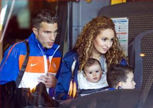 Đòi sang M.U, Van Persie bất tuân lệnh vợ