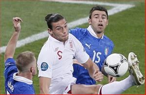 Đòn lung lạc tinh thần Tam sư trước trận cầu lớn: Andy Carroll thua cả đứa trẻ con 8 tuổi!