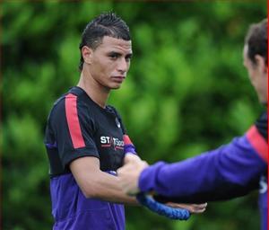 Thiếu thốn tiền đạo, Tottenham hỏi mua gấp Chamakh