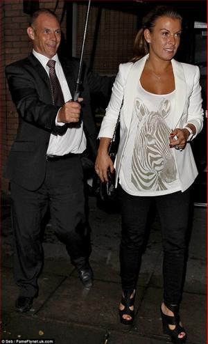 Wayne Rooney dính chấn thương, Coleen vẫn tiệc tùng