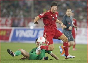 Bayern Munich: Sát thủ Mario Gomez vừa bị chỉ trích, vừa phải lên bàn mổ