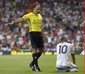 Trọng tài bắt trận El Clasico trở thành “ngôi sao”