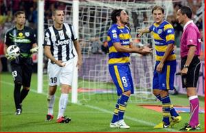 Juve thắng mở màn: Có mùi trọng tài?