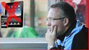 Aston Villa cấm cầu thủ mang Iphone, Ipad đến sân