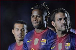 Vừa gia nhập Barca, Alex Song mau chóng làm “nóng mặt” đội bóng cũ
