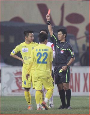 Từ việc treo còi 2 trọng tài Văn Đông và Phi Long: Có hay không âm mưu?
