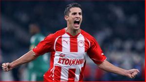 Arsenal sang tận Hy Lạp tìm người thay Van Persie