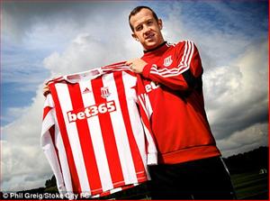 Rời Liverpool, Charlie Adam trở thành tân binh của Stoke