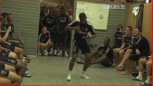 Sao trẻ Chelsea nhảy tưng bừng trong phòng thay đồ