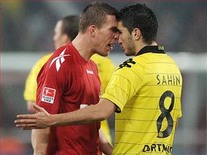 Podolski mâu thuẫn với Nuri Sahin, Arsene Wenger có dám mua?