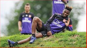 Muốn lật ngôi Real, Barca phải tin Tito và tậu Alex Song