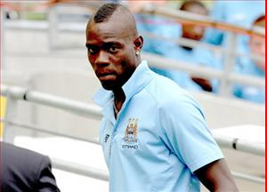 Balotelli xỏ xiên Arsenal, MU và Van Persie