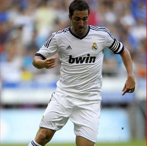 Higuain từ chối Man City và Chelsea để ở lại Real