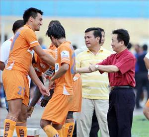 Mốt đua tiền thưởng tại V-League: Con dao hai lưỡi