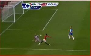 Chicharito phá hỏng màn diễn kịch quá hay của đồng đội Welbeck