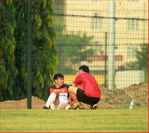 ĐT Việt Nam: Trung vệ Minh Đức bỏ dở buổi tập