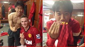 Shinji Kagawa ăn mừng chiến thắng bằng cách .... giơ  ngón tay thối