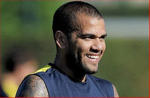 Dani Alves để ngỏ cánh cửa đến PSG