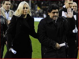 Diego Maradona làm bố ở tuổi 51