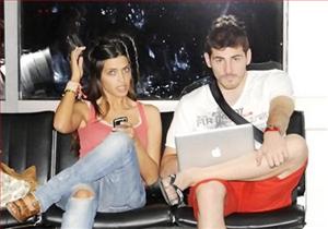 Casillas mượn “bồ” chọc phá Mourinho?