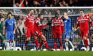 Chelsea đã là kẻ ngoài cuộc: London giương cờ trắng trước Manchester