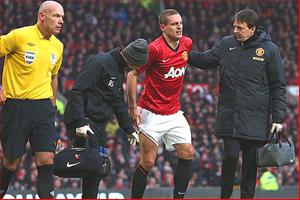 Mặt trái của M.U - Man City: Cuộc đua trên… giường bệnh