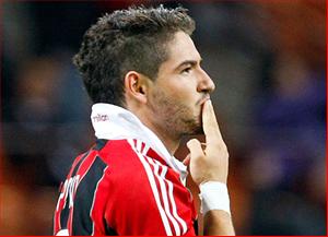 Pazzini chấn thương dài hạn, Milan sẽ triệu hồi Pato?