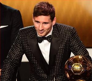 Huyền thoại Lionel Messi đi vào lịch sử bóng đá thế giới với Quả bóng vàng FIFA thứ 4 liên tiếp