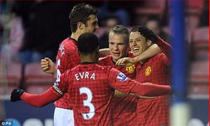 Man Utd rửa hận Wigan thành công nhờ cặp sát thủ Van Persie - Chicharito