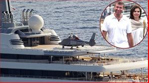 Ông chủ của Chelsea cùng bồ đốt tiền đón năm mới