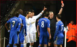 Hazard tung cước vào người cậu bé nhặt bóng