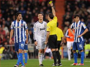 Đeo băng thủ quân và ghi 2 bàn, Ronaldo vẫn buồn