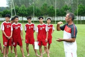 Bầu Đức “cấm cửa” U19 Việt Nam giao thiệp với thế giới