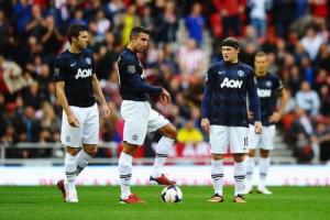 Man United: Van Persie vô hình, Vidic vô trách nhiệm