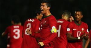 Dính chấn thương, Ronaldo có nguy cơ không được “tái ngộ” Ibra trong trận play-off