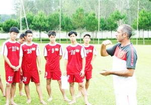 Chuyện U19 Việt Nam: Học đá bóng, và học làm người