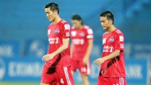 Phí “lót tay” và nghịch lý chuyển nhượng của bóng đá nội