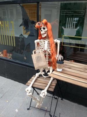 Fan Liverpool dùng bộ xương khô chế nhạo Arsenal