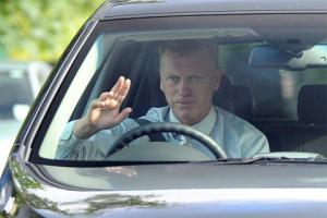 Xe của David Moyes chết máy trên đường Sir Alex Ferguson