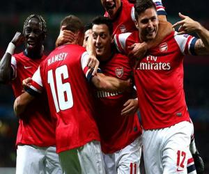 Thắng dễ Napoli, HLV Wenger hết lời khen ngợi Ozil