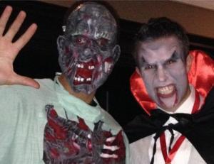 Robin van Persie cải trang dọa trẻ em trước ngày Halloween